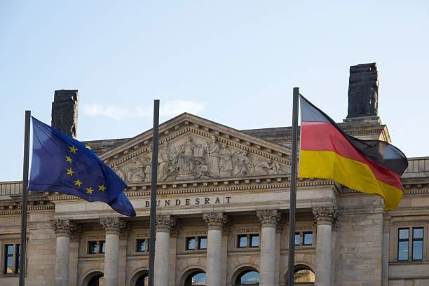Berlin'de Bundesrat binası önünde dalgalanan Almanya ve AB bayrakları; Almanya dijital göçebe vizesi başvuru süreci