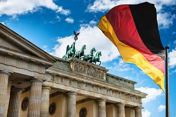Brandenburg Kapısı önünde dalgalanan Almanya bayrağı