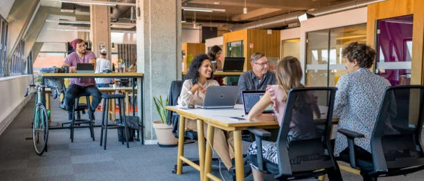 coworking alanında çalışan insanlar