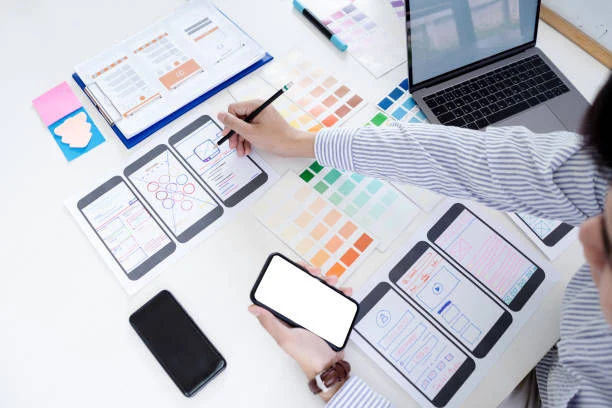 Mobil uygulama UI wireframe çizen tasarımcı renk paleti ve telefon