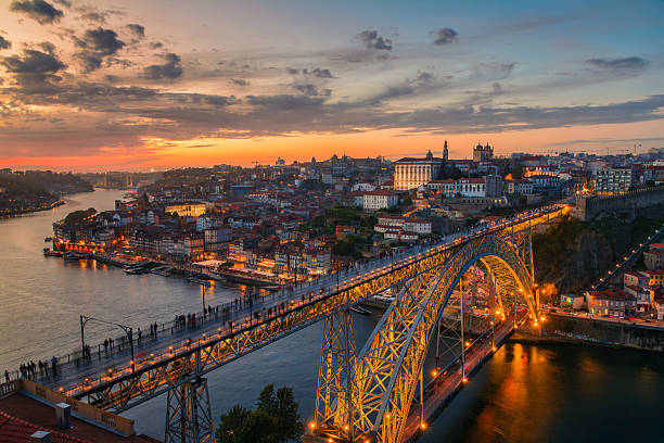 Gün batımında ışıl ışıl Dom Luís Köprüsü ve Porto silueti