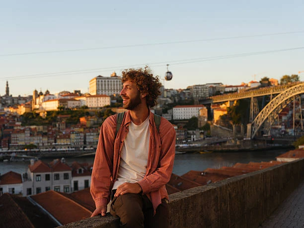 Porto manzarasında gülümseyen gezgin; Portekiz dijital göçebe vizesi ile uzaktan çalışarak yaşam hayali