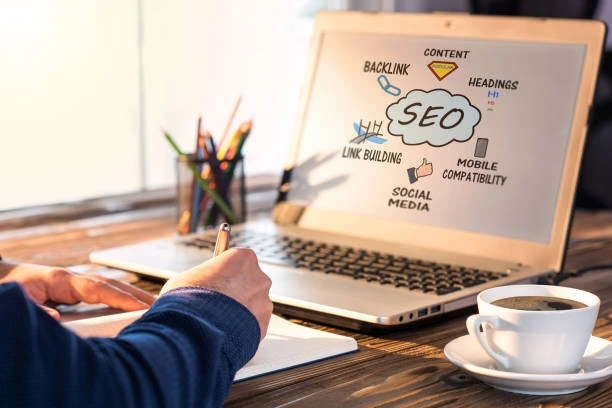 Backlink içerik ve mobil uyumluluk SEO stratejisi laptop ekranı