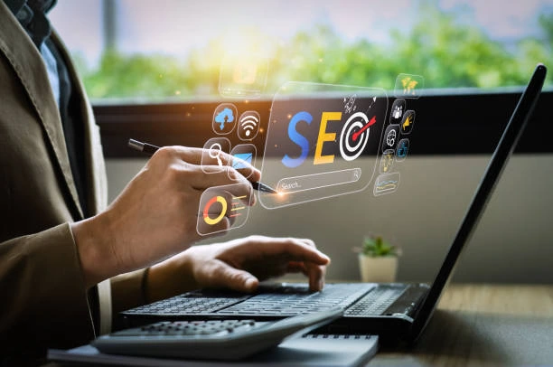 SEO uzmanı laptop başında arama motoru optimizasyonu yapıyor