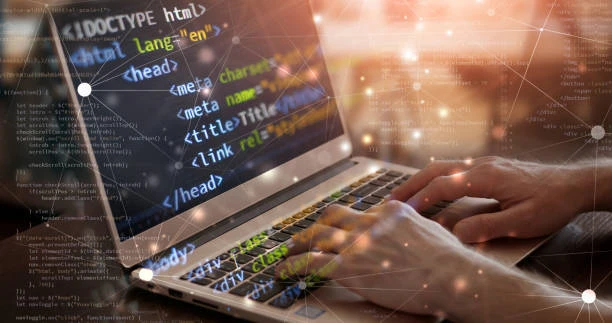 Laptop ekranında HTML ve CSS kodu yazan web tasarımcı elleri