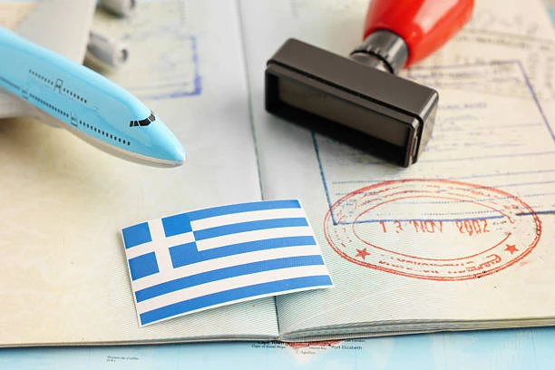 Vize damgalı pasaport üzerinde Yunan bayrağı ve uçak maketi